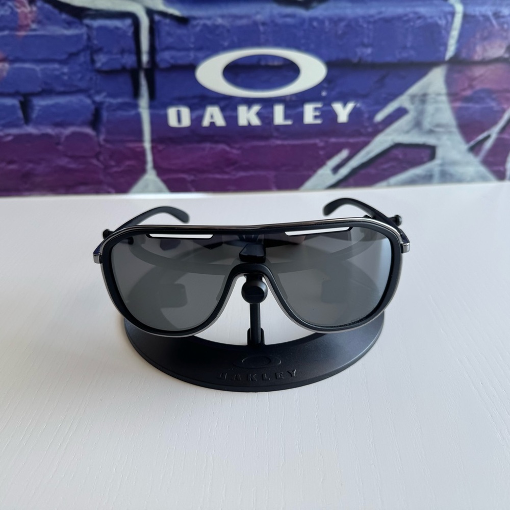 Oakley Outpace Sunglasses